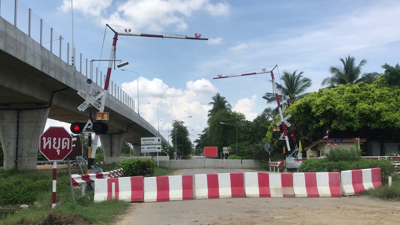 รถไฟไทย. SRT Railway ขบวนรถด่วนพิเศษที่43กรุงเทพ-สุราษฎร์ธานีกำลังผ่านจุดตัดทางหนองจอก