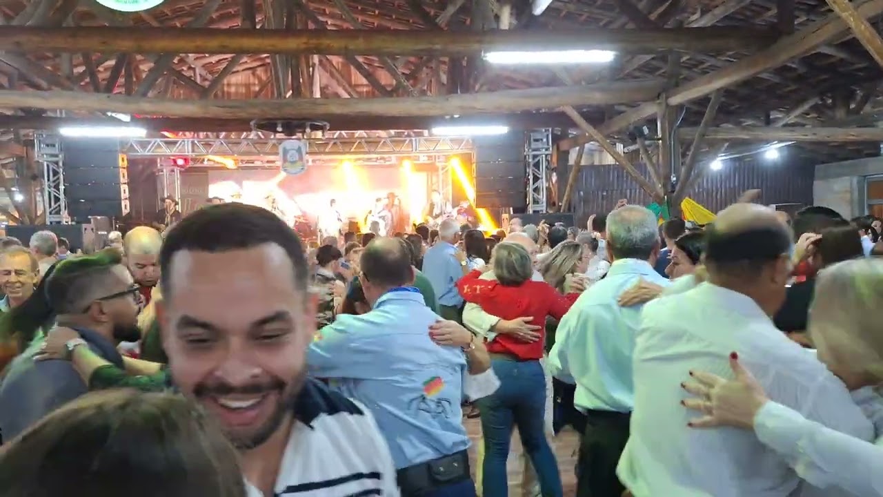 OS MONARCAS LOTANDO O SALÃO DA SOCIEDADE GAUCHA DE LOMBA GRANDE SHOW BENEFICENTE