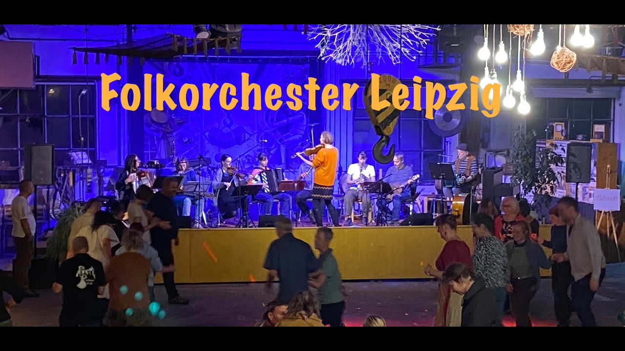 Folkorchester Leipzig Premiere beim Herbstfolkus 25 im Alten  Kranwerk