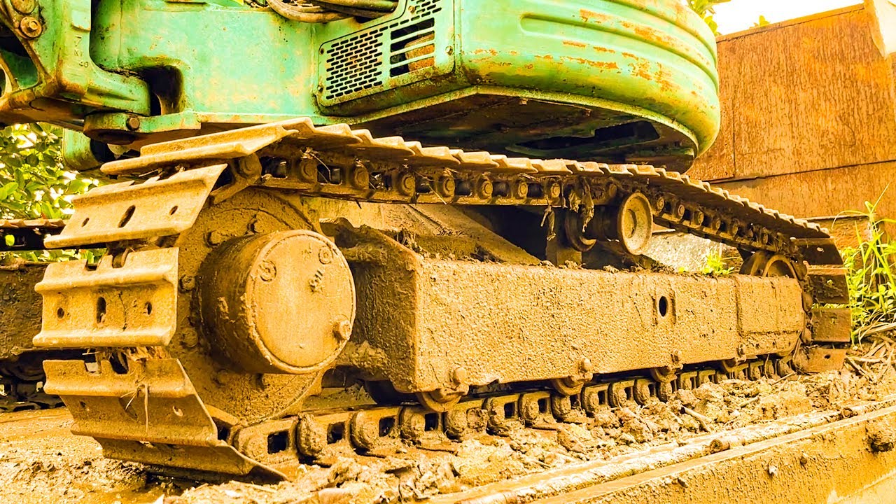 Excavator Repair And Restoration  Tighten The Loose Chain And Replace The Tensioning Cylinder