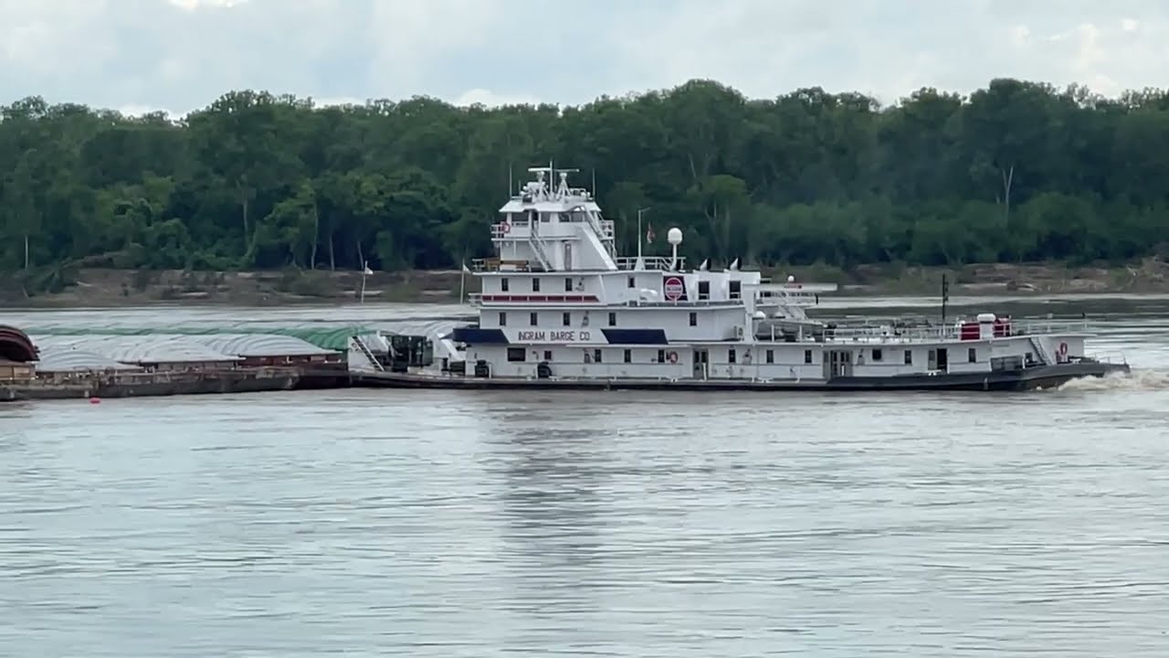 Huge tow on the Mississippi River