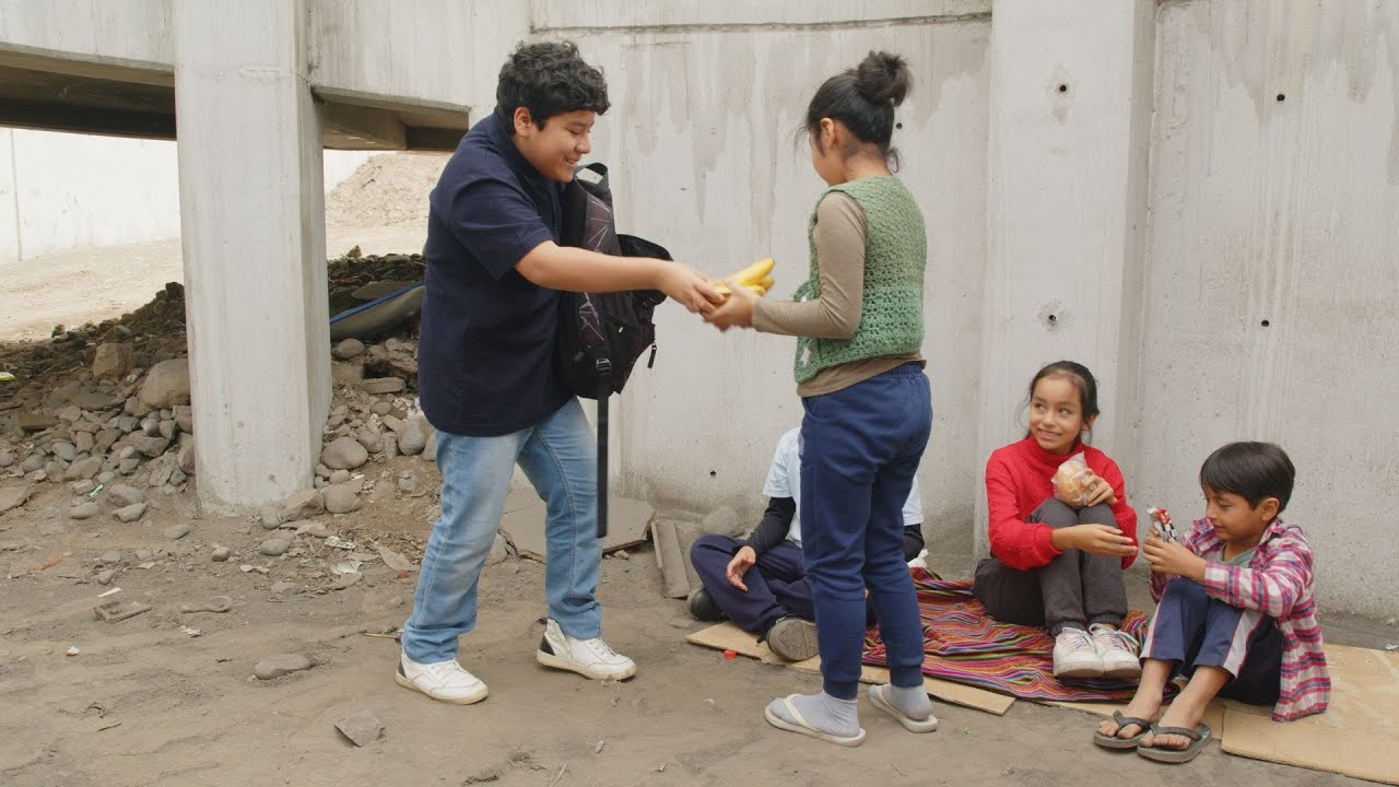 Niño ROBABA comida para AYUDAR a los POBRES