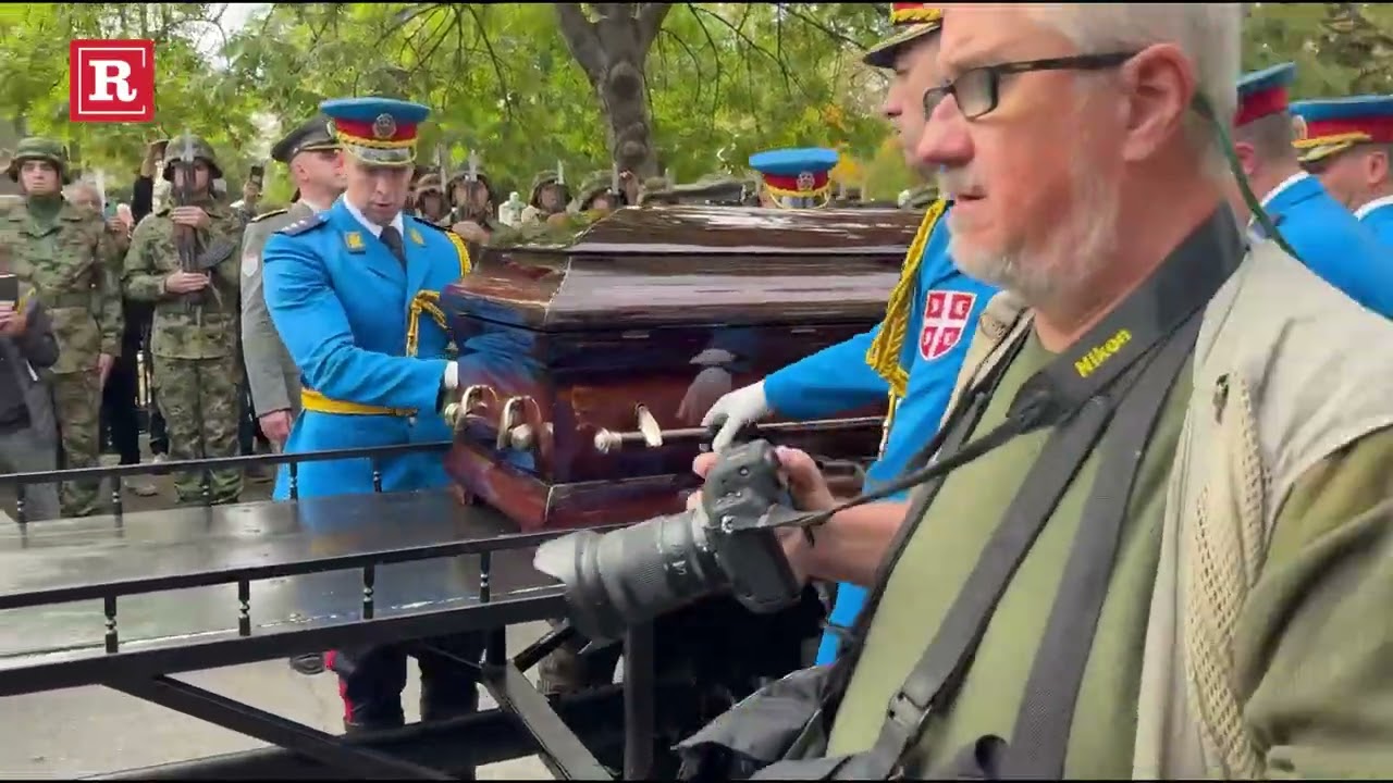 Najvi&scaron;a vojna počast za pokojnog generala Pavkovića! Povorka je krenula, porodica u suzama
