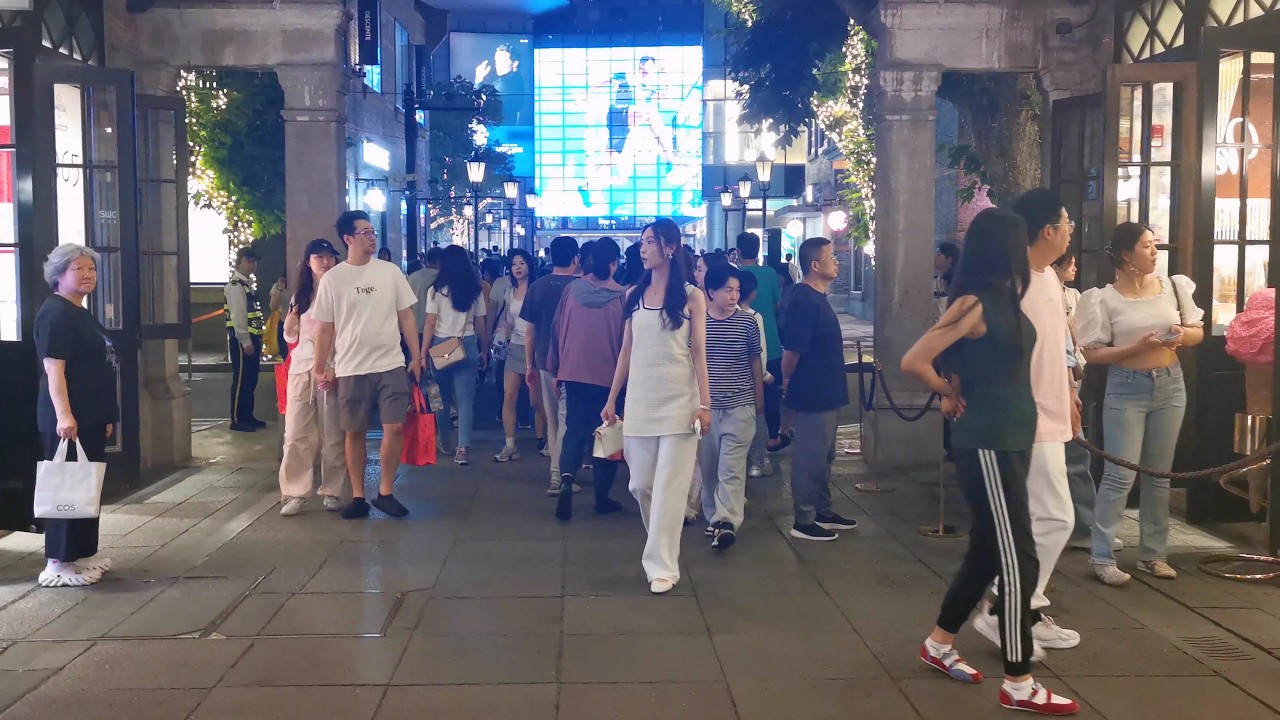 Walking Through China’s Most Glamorous Nightlife: XINTIANDI Shanghai (4K)