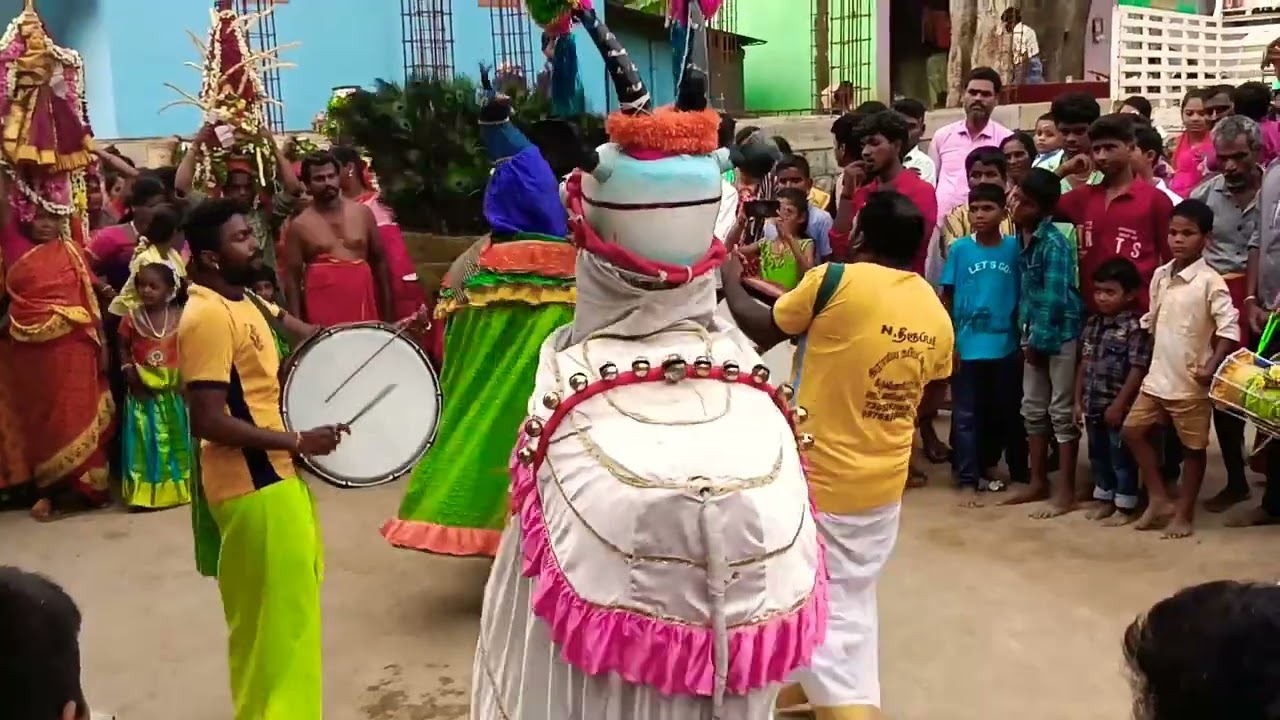 பம்பை தப்பட்டை முழங்க மாடு, மயில் உற்சாக நடனம் எங்களின் கலைநிகழ்ச்சி