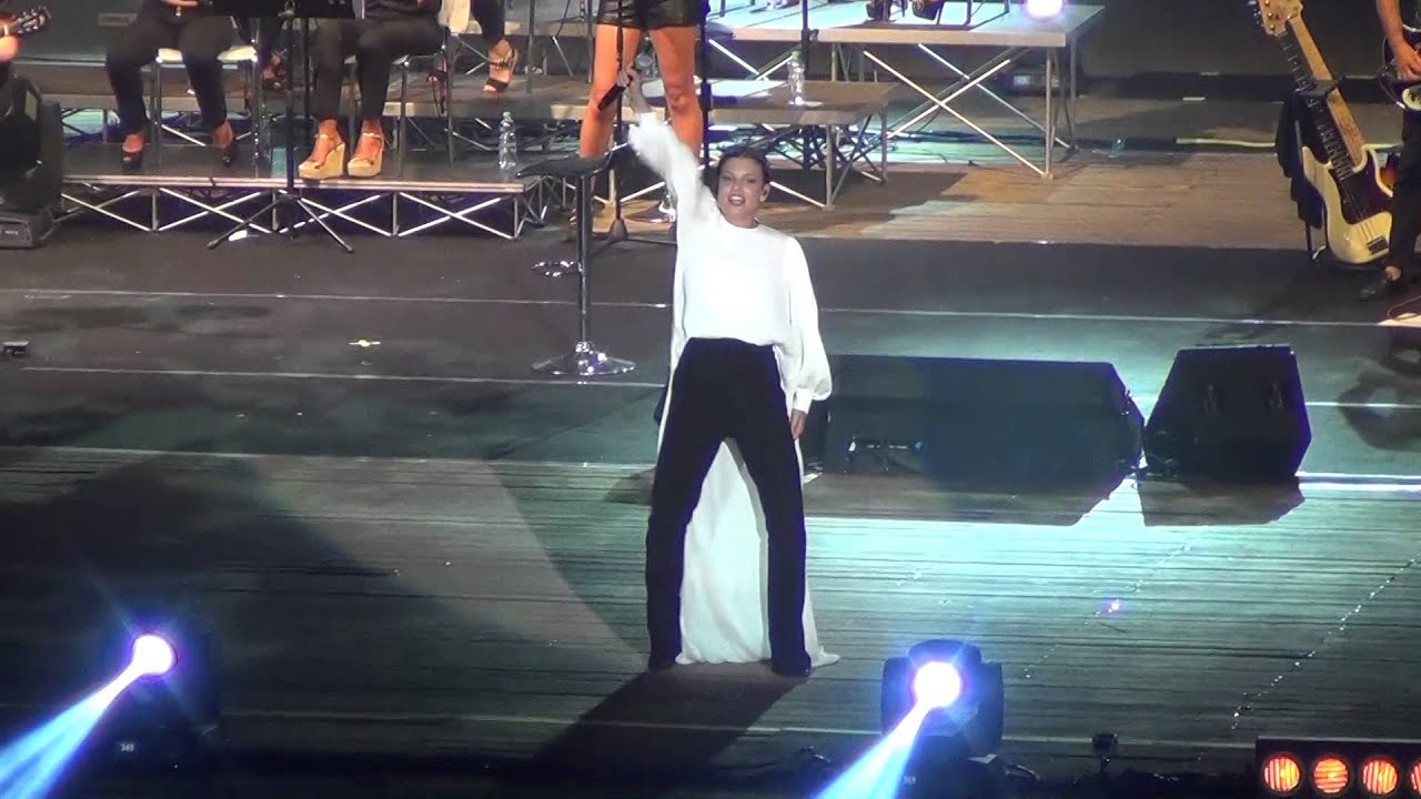 Emma - Ma che vita fai (Live @ Arena Flegrea - Napoli) FULL HD - 28/07/2014