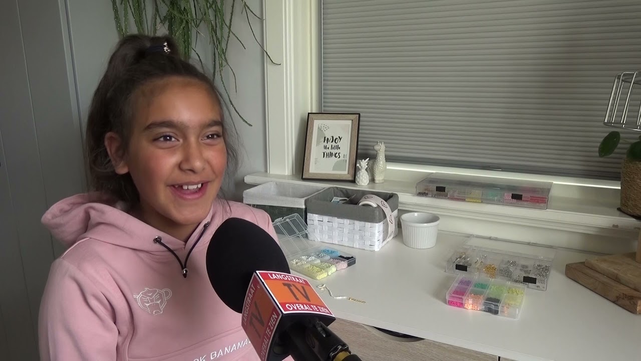 Beau Rampersad maakt armbandjes voor het goede doel