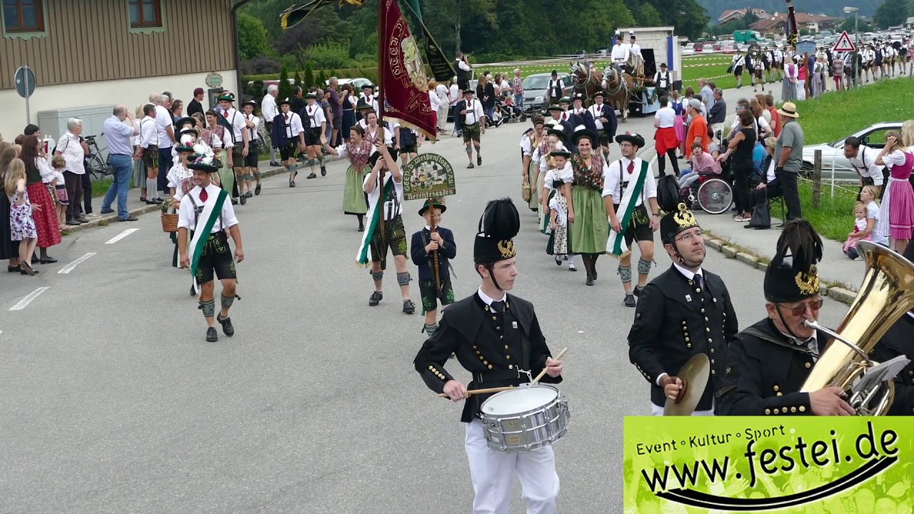 Trachtenfest Bayern Festsonntag Funtenseer Schönau am Königssee Festumzug mit Trachten Musikkapellen