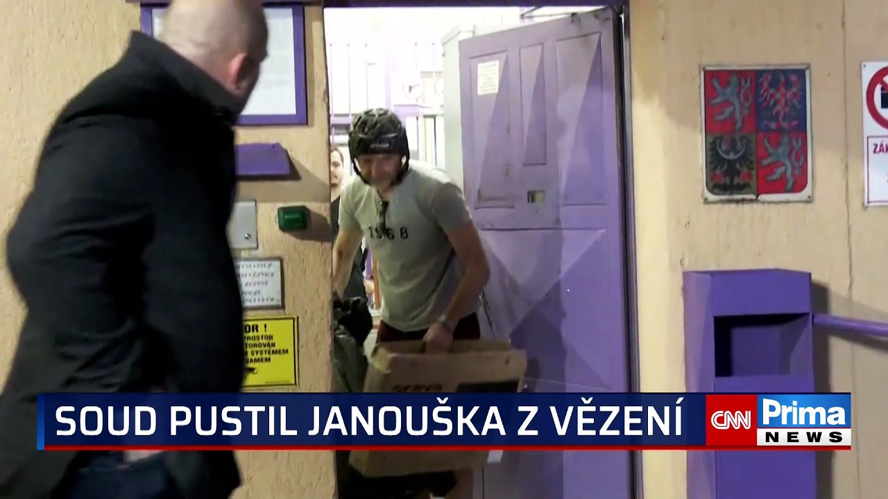 První momenty po propuštění z vězení: Janoušek vyšel v kraťasech a s televizí v podpaží