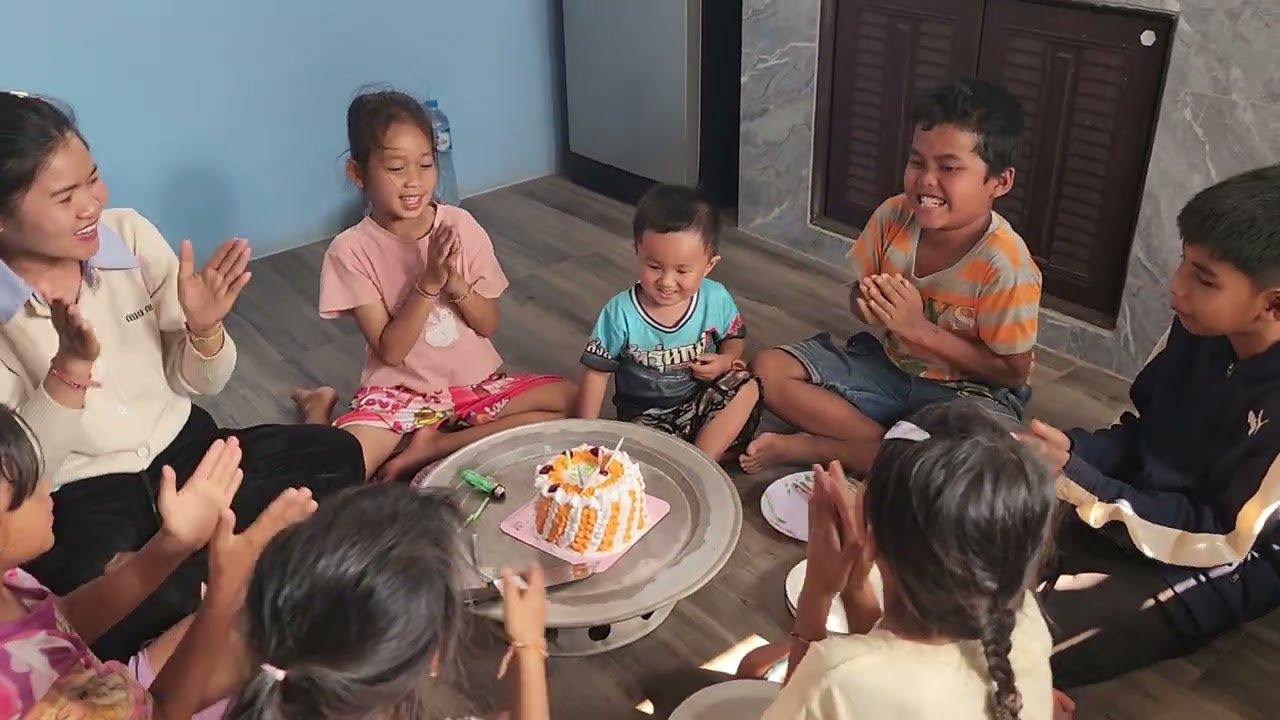 เป่าเค้ก​วันเกิดน้าปุ๋ย​ขอบคุณที่เลี้ยงเค้ก​เด็กๆ