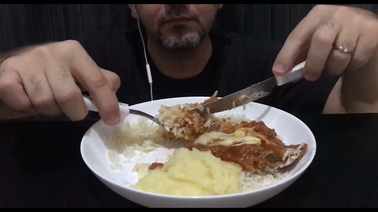 Esse filé a parmegiana derrete na boca de tão macio, muito gostoso...#mukbang #asmr 
