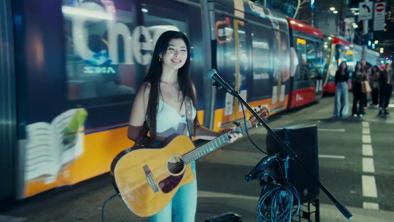 Awesome busker sings Taylor Swift Medley!