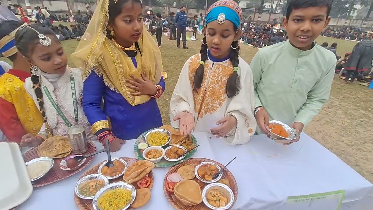 सामूहिक भोजन बच्चो का