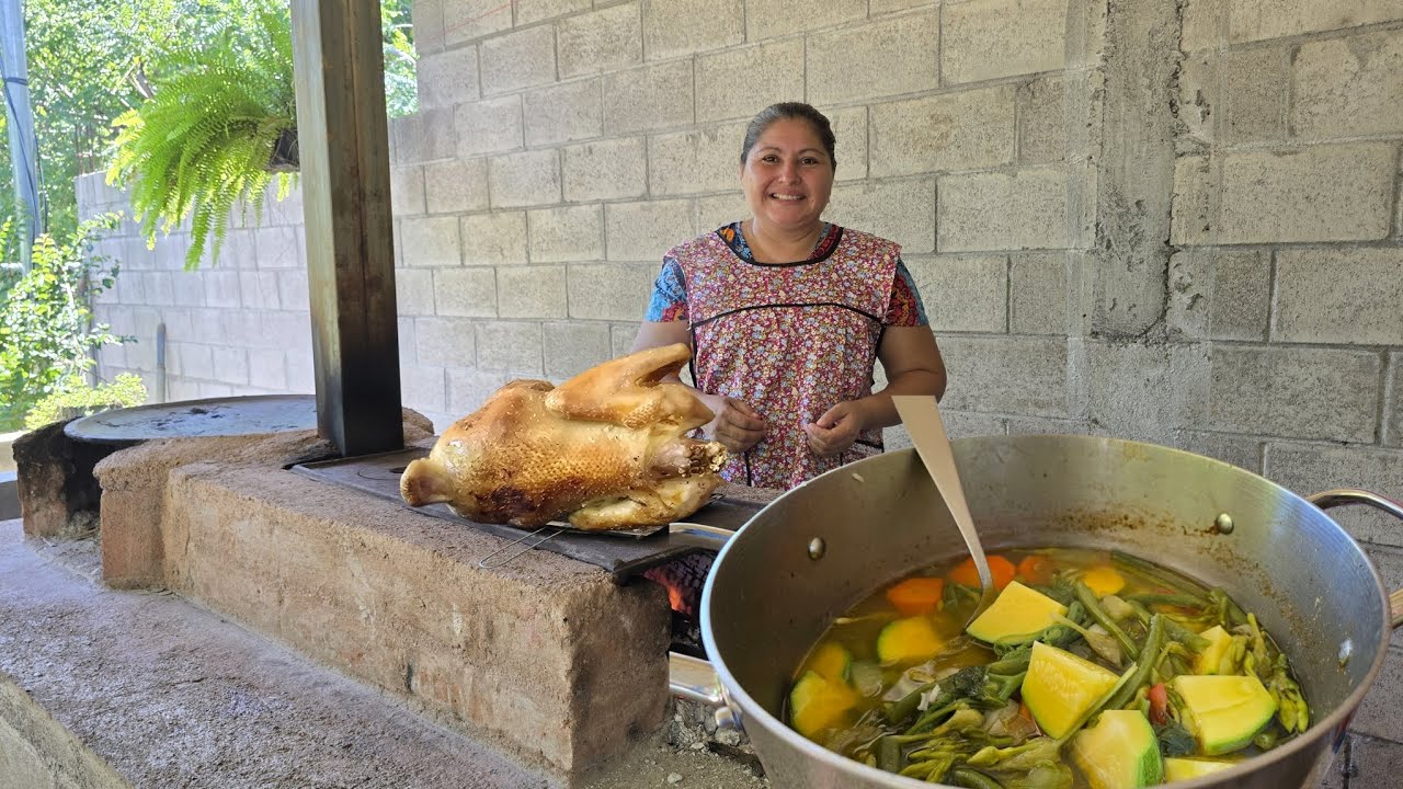 Hoy PREPARE una DELICIOSA sopa de GALLINA en mi COCINA de LEÑA.