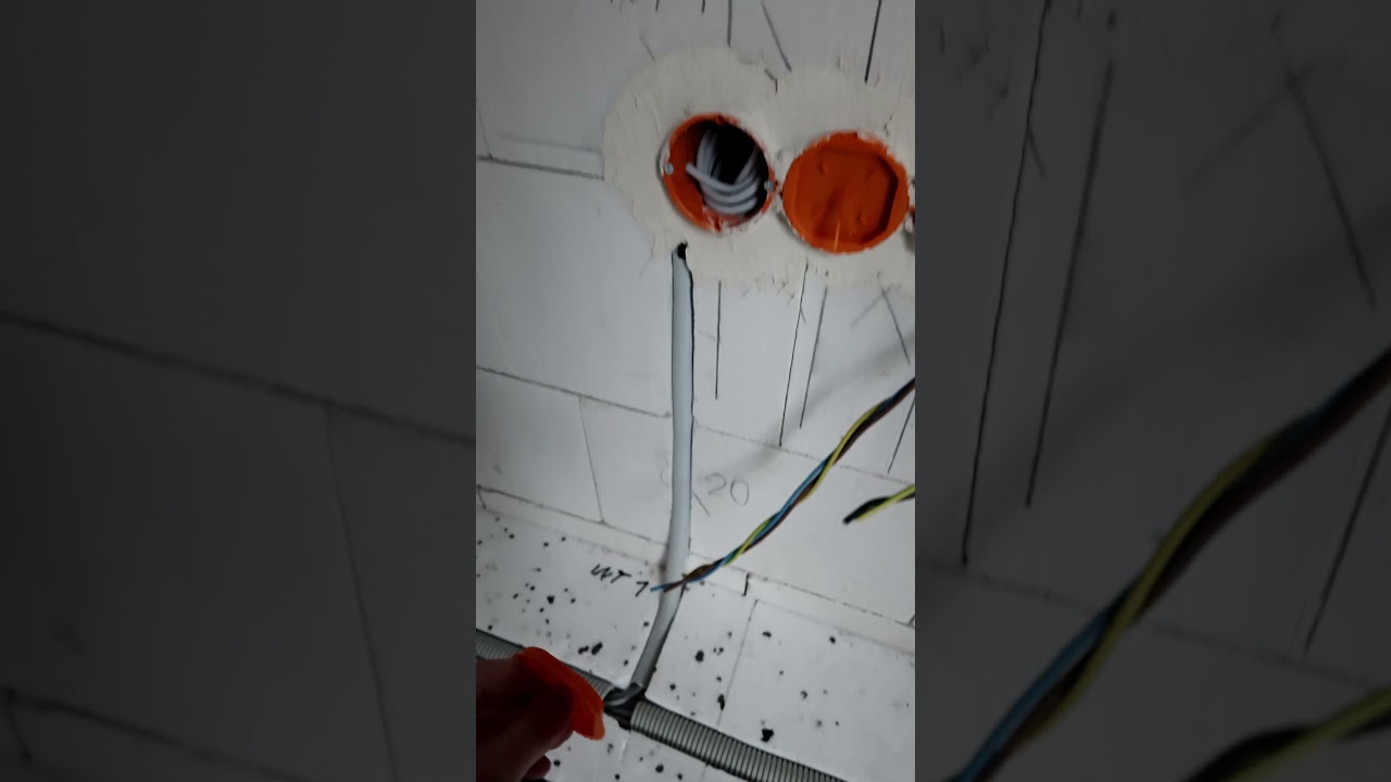 Instalacja elektryczna pod smart home Grenton ukryta w warstwach styropianu.