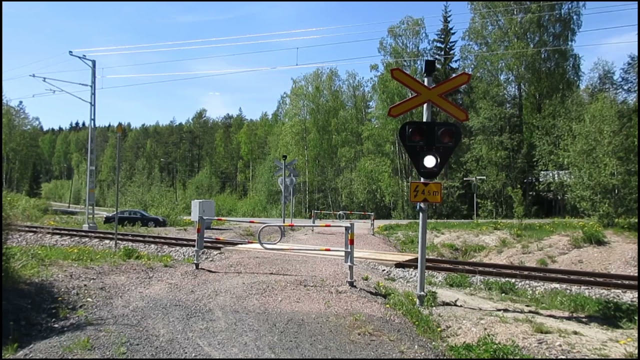VR VET 11187 @ Tiituspohja level crossing
