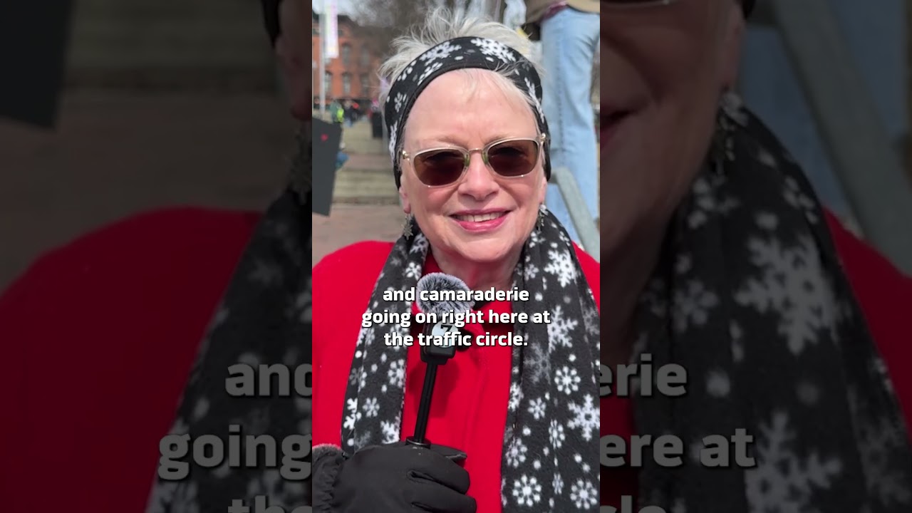 Около 300 человек собрались в субботу в клубе Rotary в Виноски на акцию протеста #nokings #vt #sh...