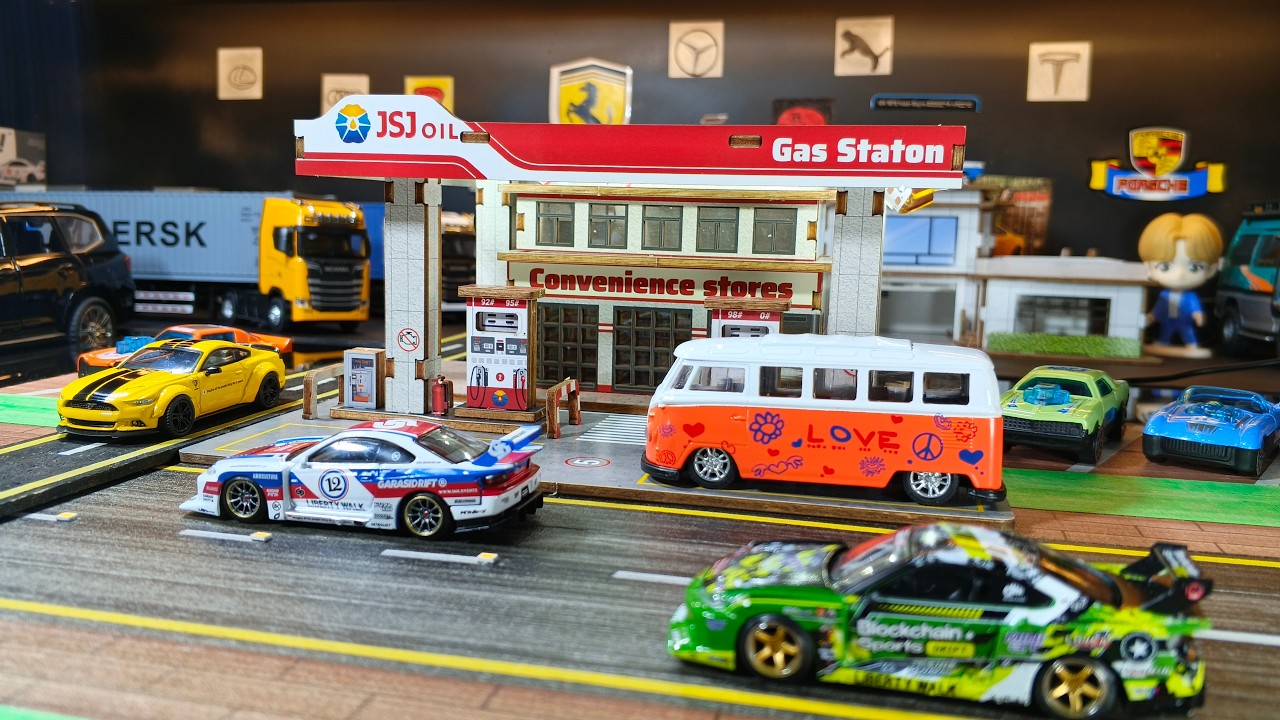 Unboxing American Roadside Gas Station Wood Diorama | 1:64 Scale