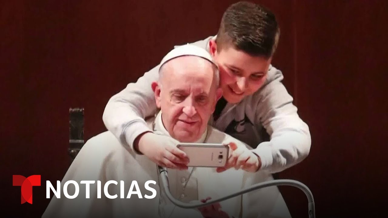 Algunos de los momentos más espontáneos y memorables del mandato de Francisco | Noticias Telemundo