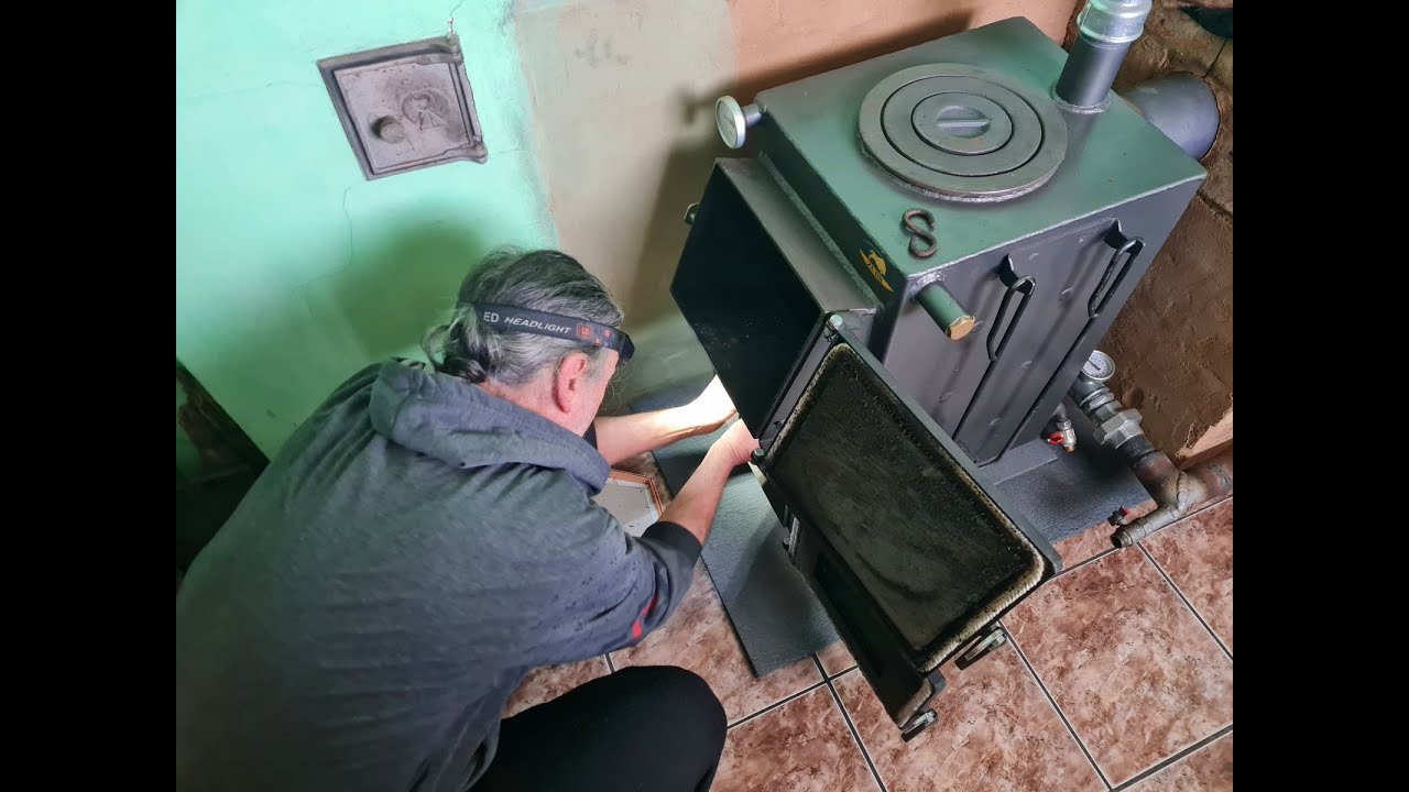 Вперше зимуємо без плити в сільській хаті. Поставили твердопаливний котел.