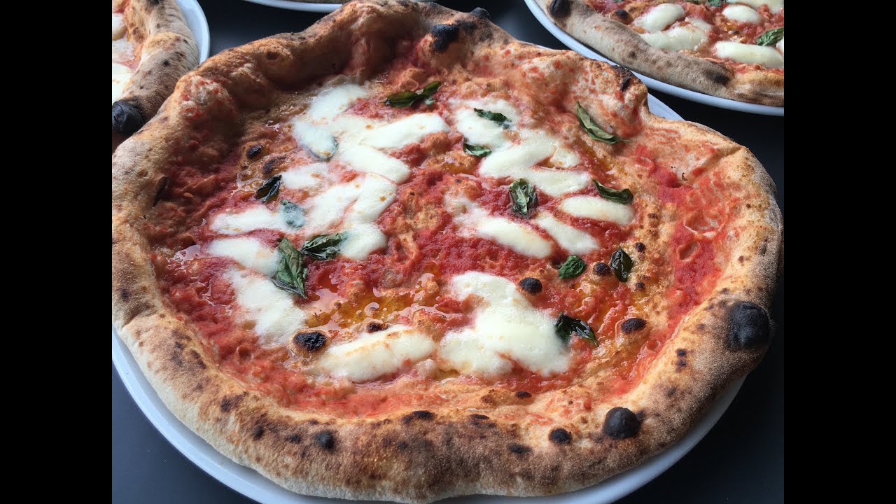 Pizza napoletana-cornicione