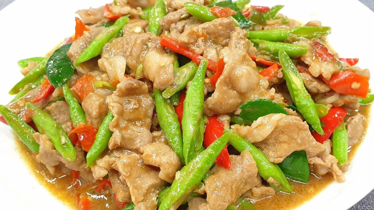 #หมูผัดกะปิ   สูตรนี้ง่ายๆเครื่องไม่เยอะ  หอม อร่อยเด็ดทุกคำ ทานกับข้าวร้อนๆเท่าไรก็ไม่อิ่ม