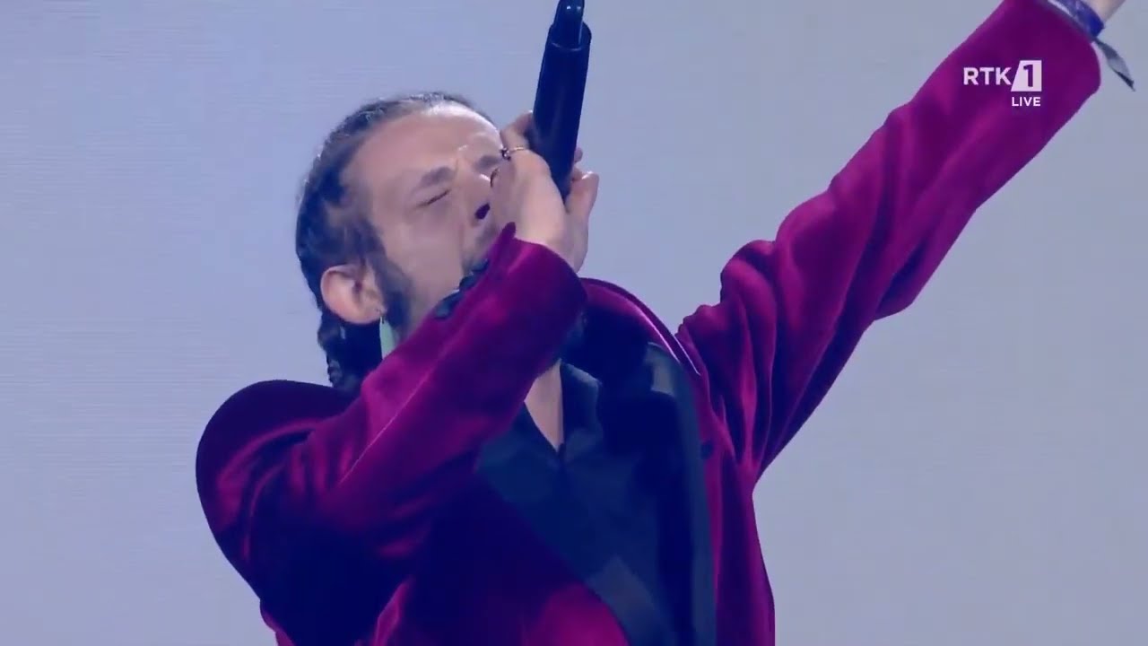 Endrit Krasniqi, fitues i edicionit të dytë të Festivalit të Këngës në RTK, këndon “Flas me gjethen”