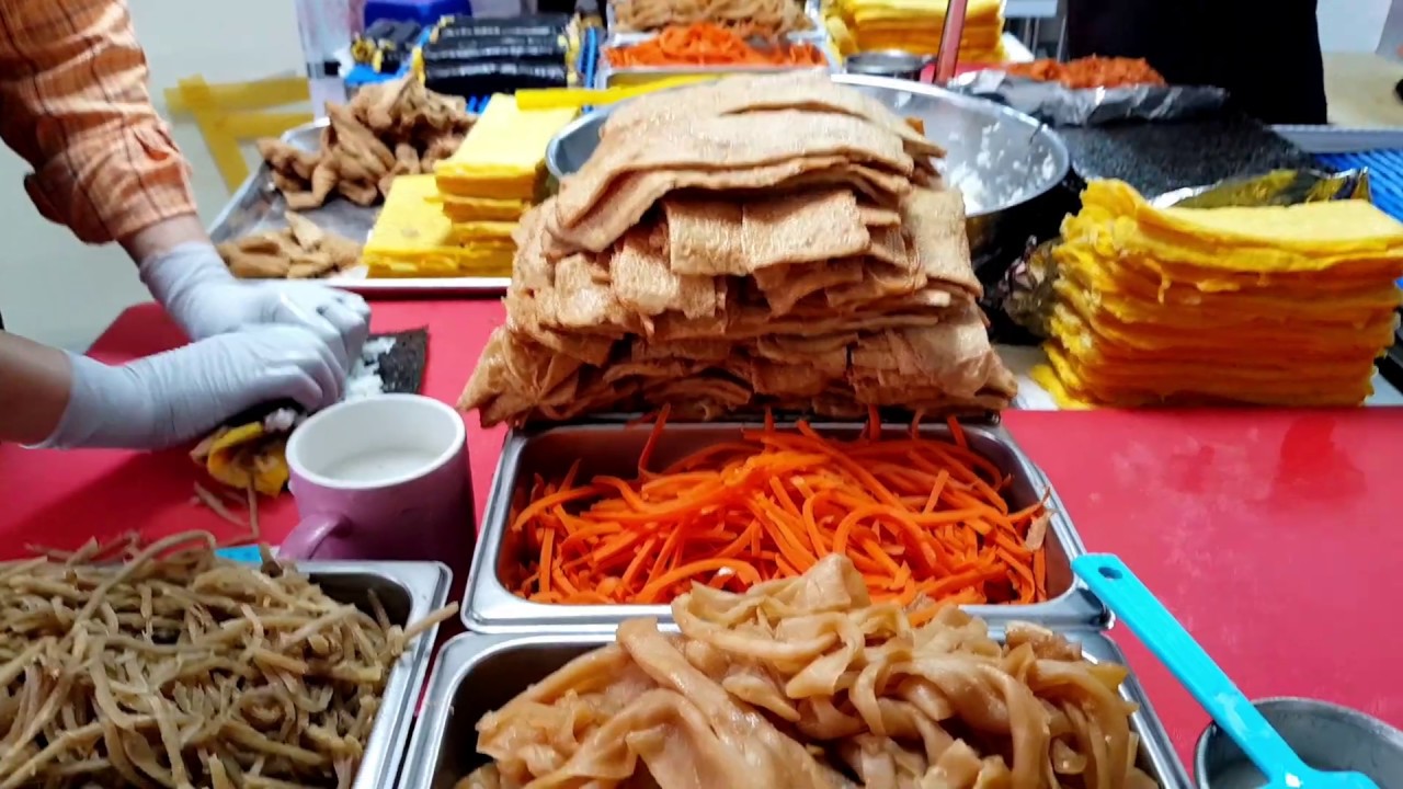 популярная кимчи кимбап / корейская уличная еда