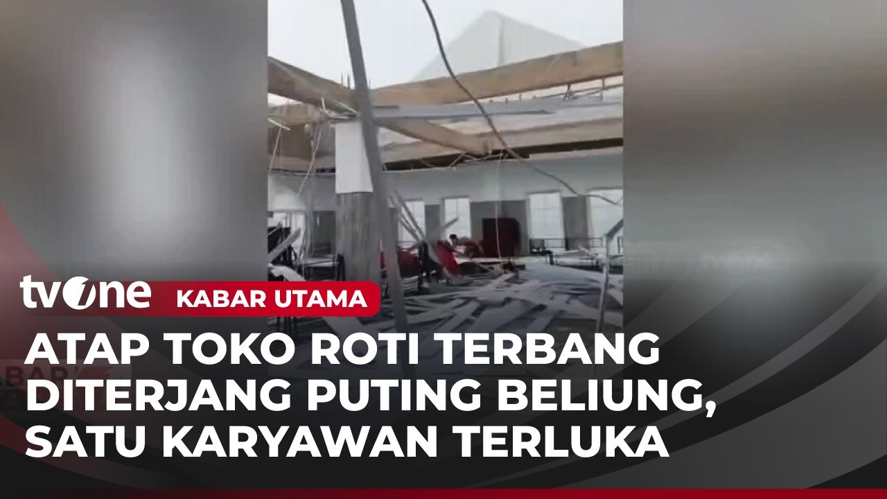 Angin Puting Beliung Terpa Maros, Baja Ringan Terbang Melukai Warga | Kabar Utama