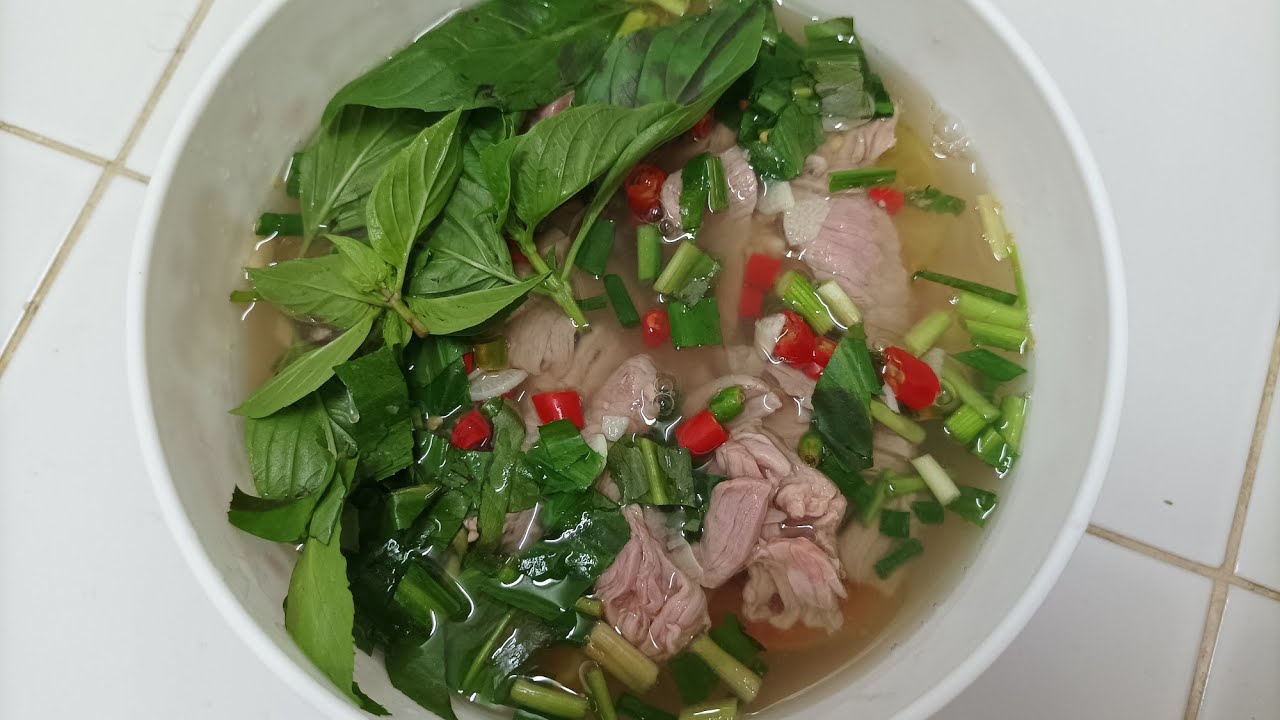 Boil beef outside the pot ( ស្ងោរជ្រក់សាច់គោក្រៅឆ្នាំង )
