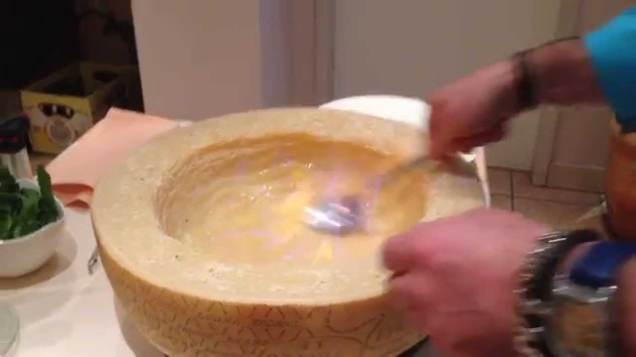 Spaghetti flambiert aus Parmesanlaib