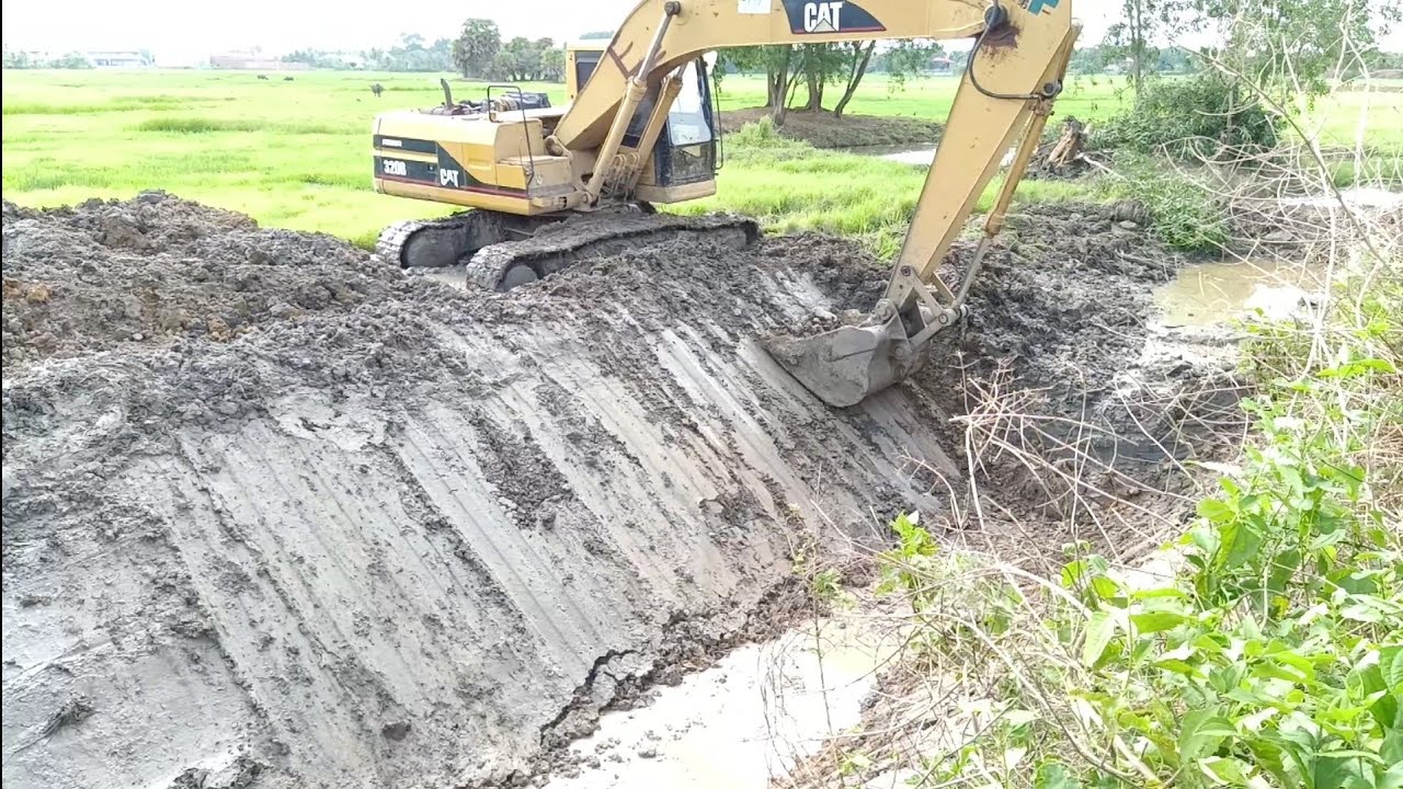 Cat 320B Excavator Trimming Soil Slope