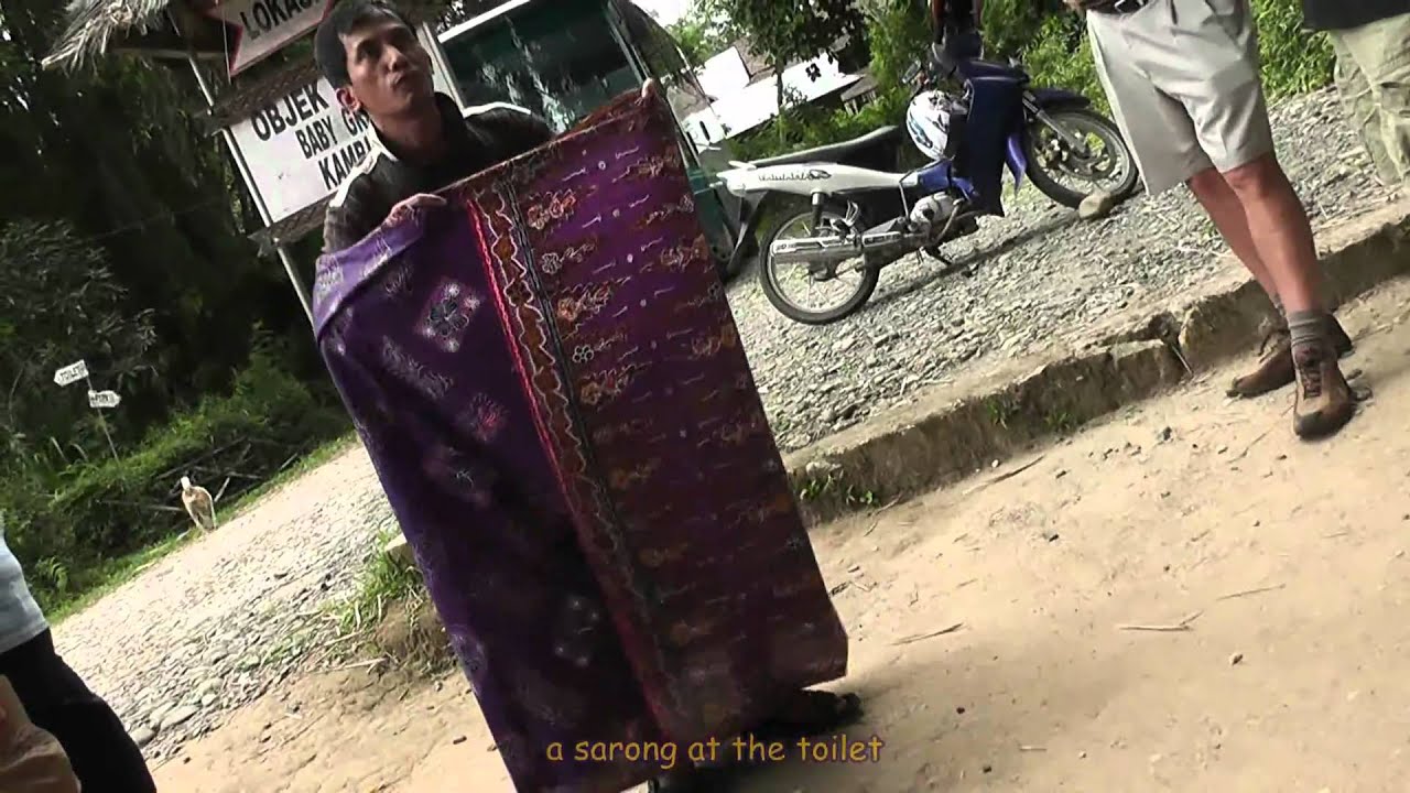 How to wear the sarong in Indonesia (ind10-14)