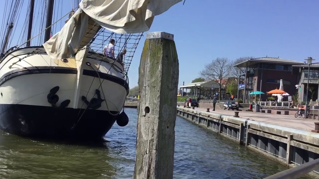 Tjalk ‘Schuttevaer’ meert aan in Enkhuizen