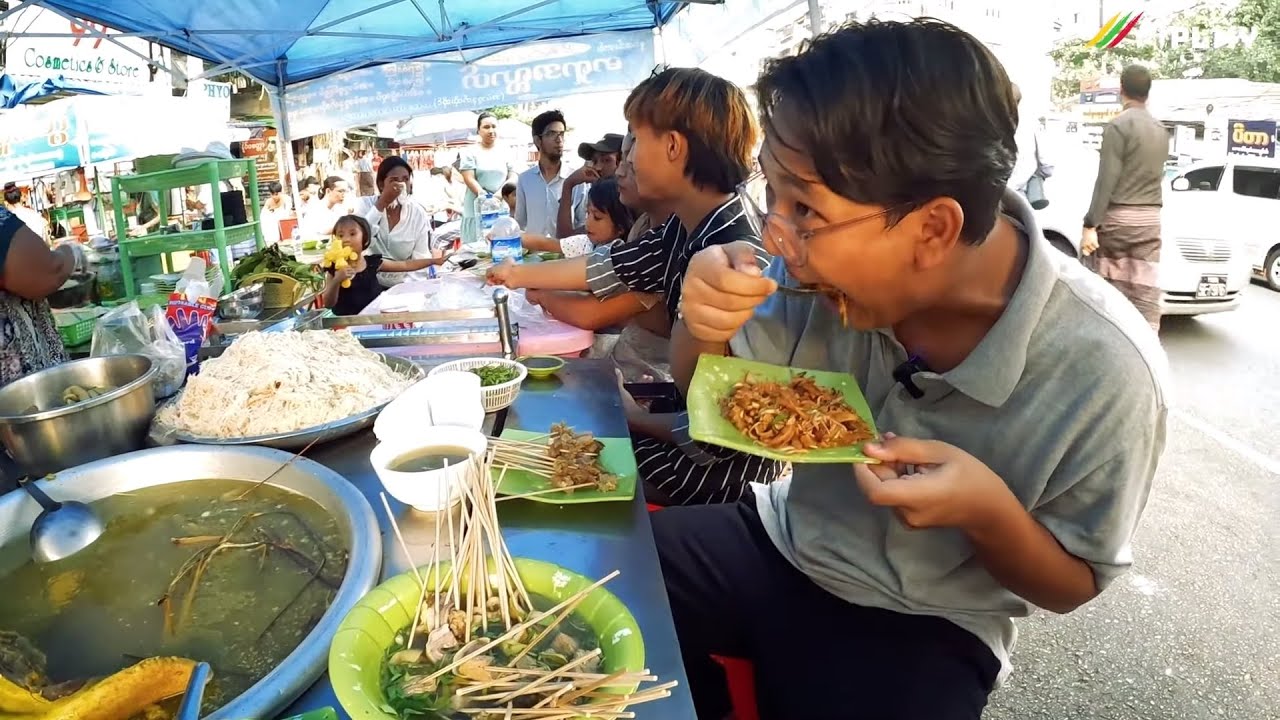 Braised Beef Stick Myanmar Street Food  ၁၀၀ တန် အမဲအူဒုတ်ထိုးနဲ့ အမဲအူသုပ် အမဲအူစွပ်ပြုတ် 😋🥘