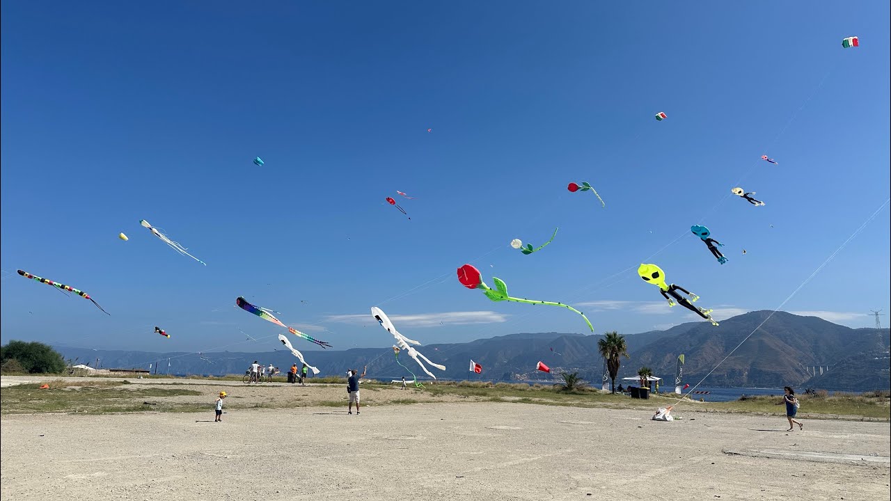 Festival degli aquiloni, torna a colorarsi il cielo di Capo Peloro