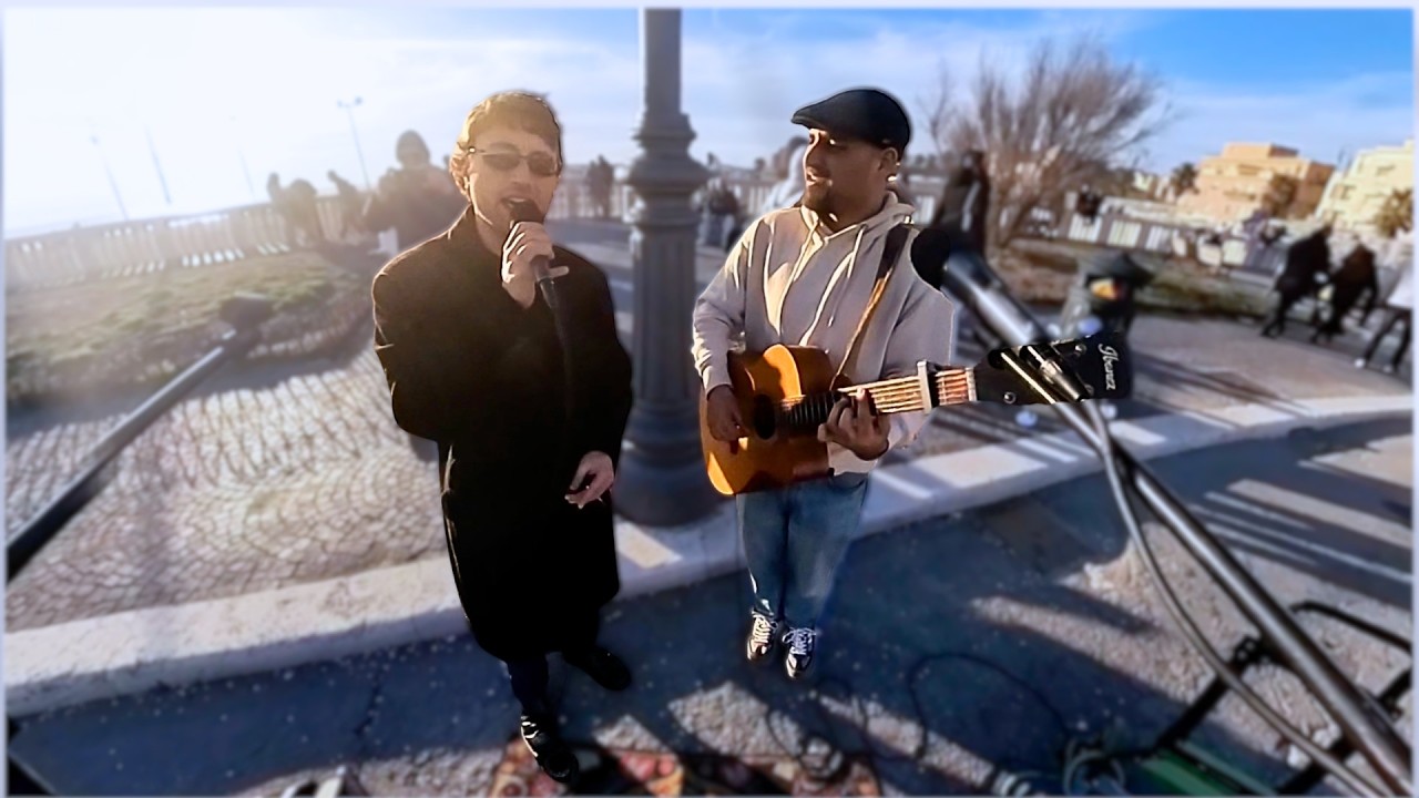 Stavo suonando in strada quando un ATTORE PROFESSIONISTA mi chiede di cantare… VOCE PAZZESCA!