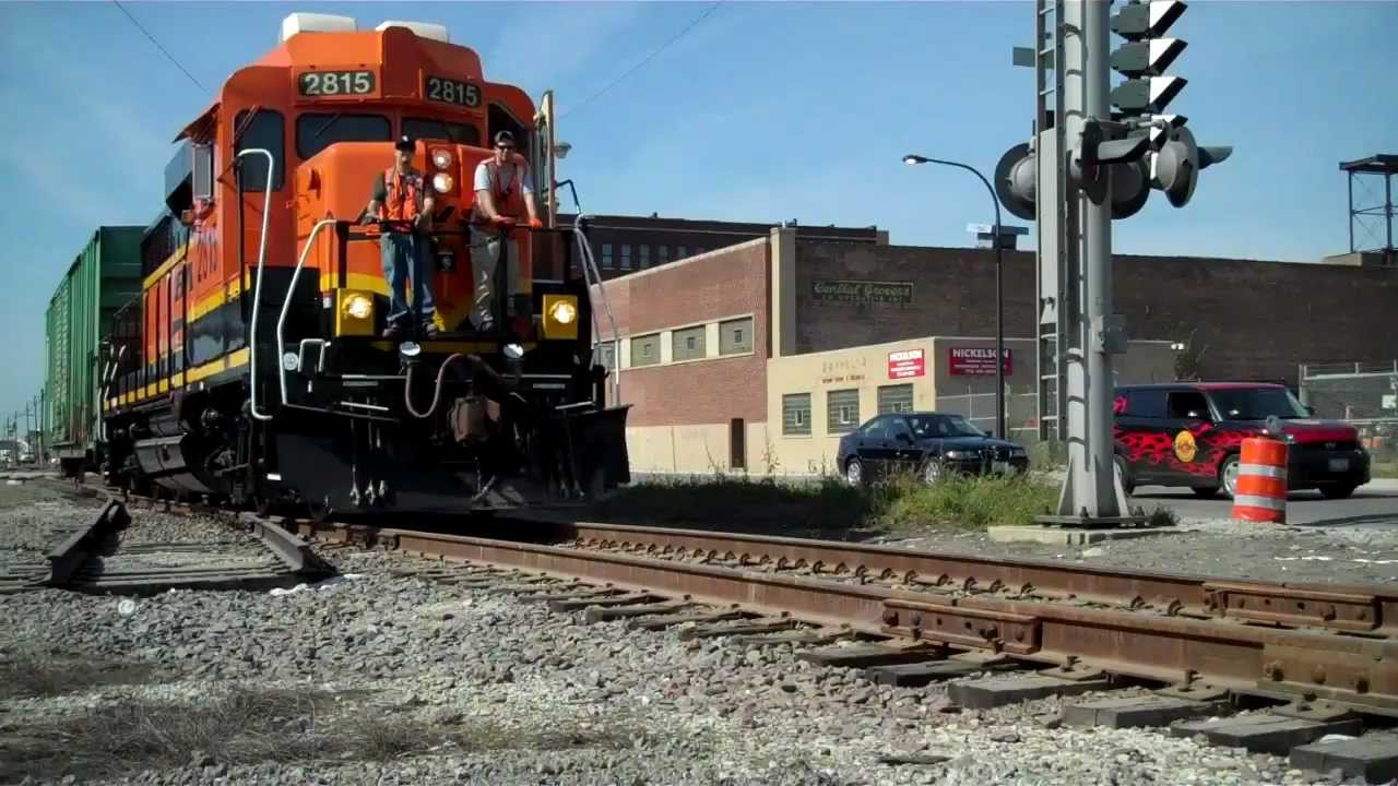 BNSF GP30 in Chicago Pilson Neighborhood switching and chase