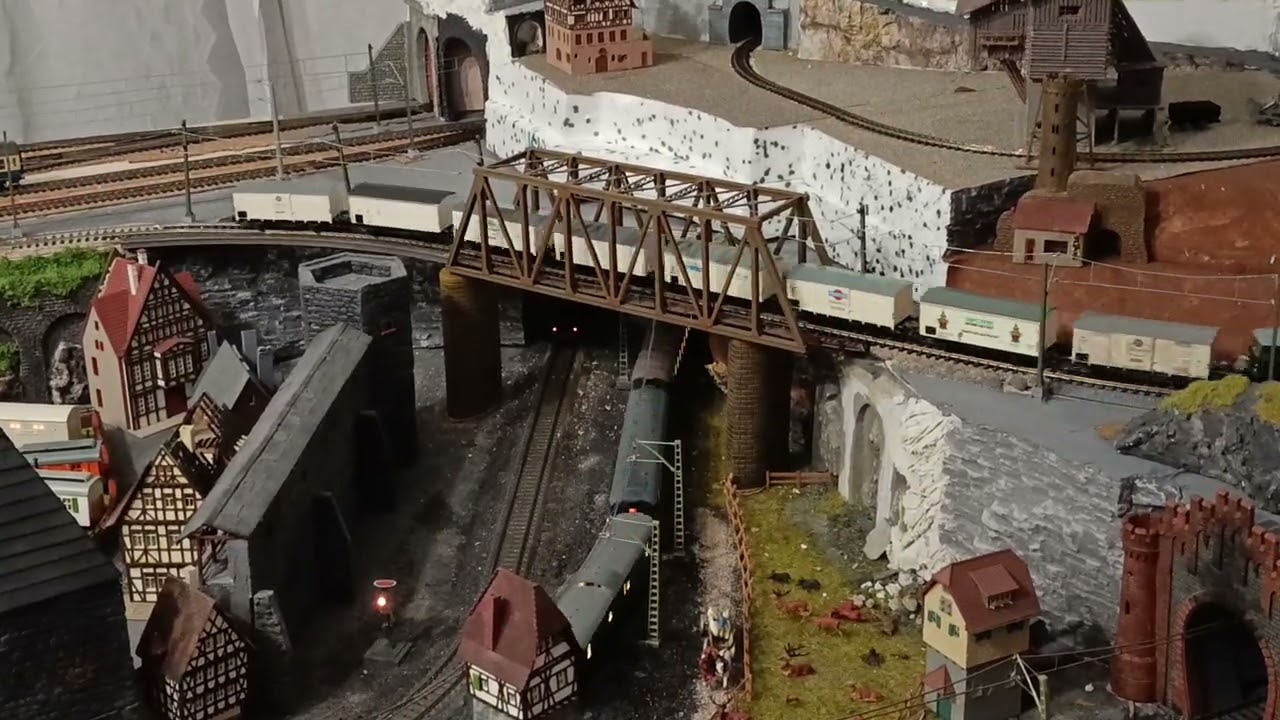MODELLEISENBAHN MÄRKLIN DIGITAL ANLAGE H0 UNTERE EBENE, OBERE EBENE GLEICHSTROM ANALOG H0. BR 92...