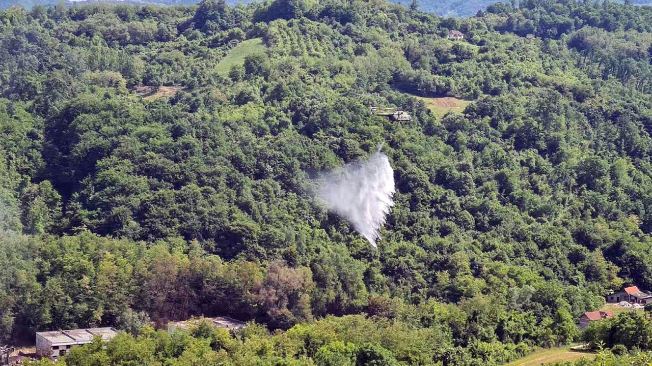 Helikopteri Vojske Srbije gase požar u fabrici „Sloboda“ u Čačku