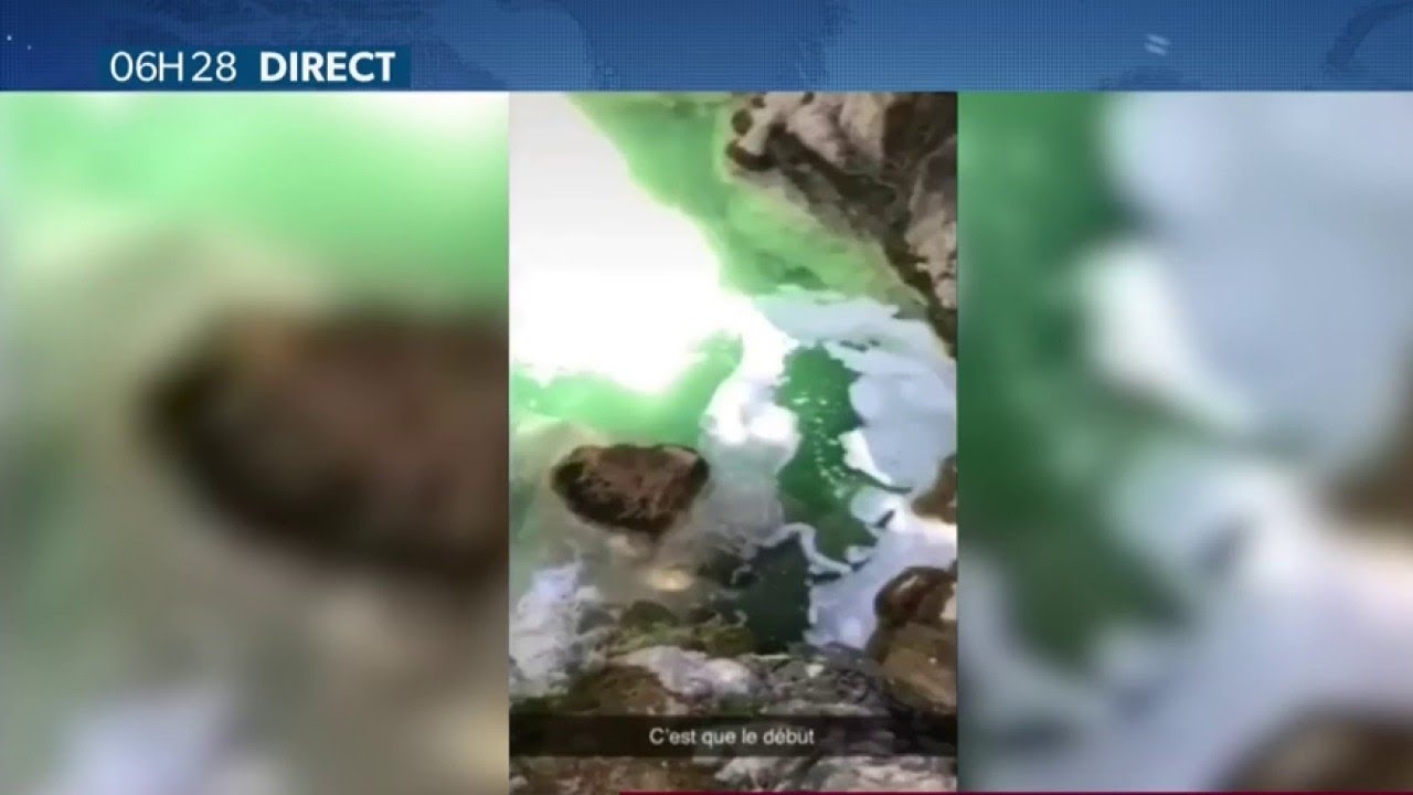 Il verse du liquide vaisselle dans une rivière 