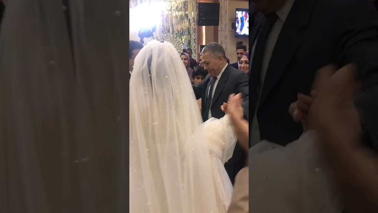 انهيار ابو العروسه من بكاء شديد وسط بناته يوم فرحهم