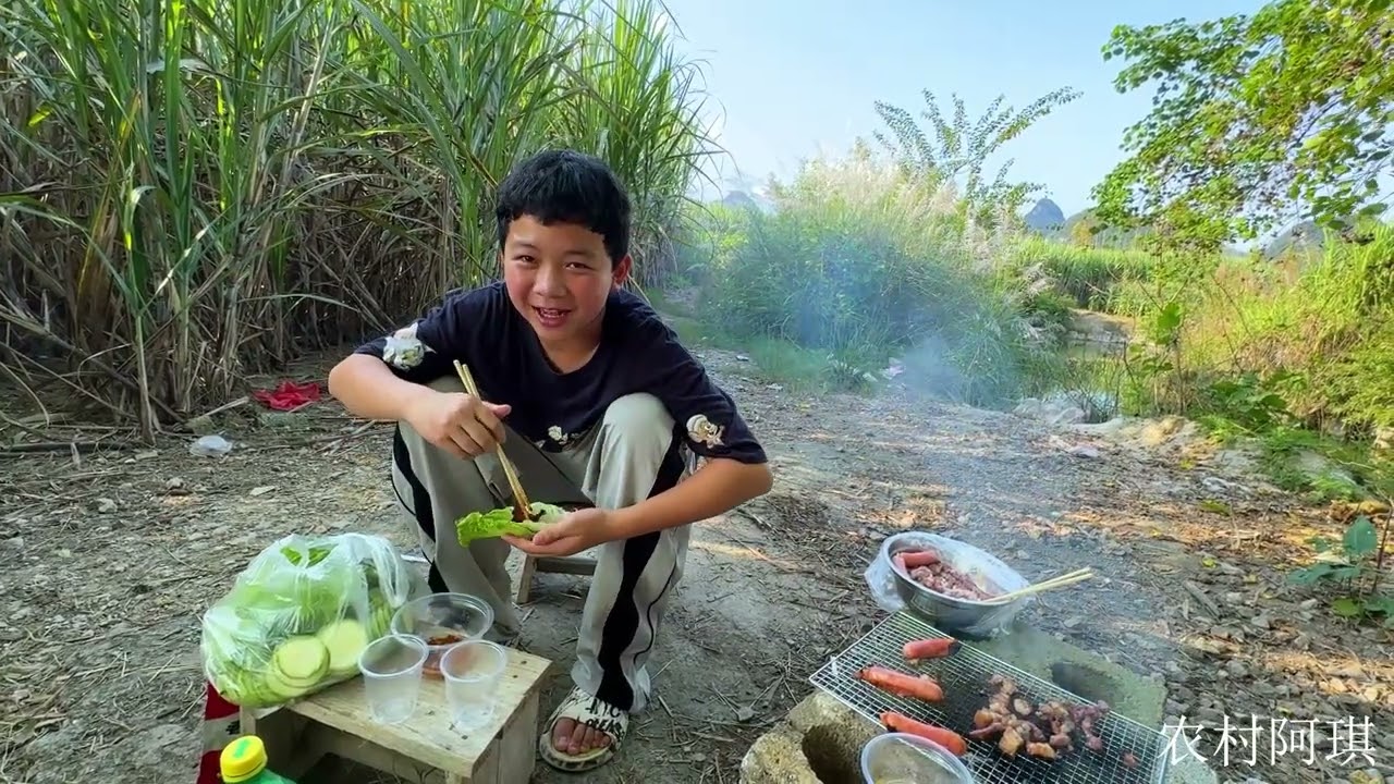 野炊：满满一大盘肉慢慢烤着吃，小屁孩今天开心了，吃的真过瘾