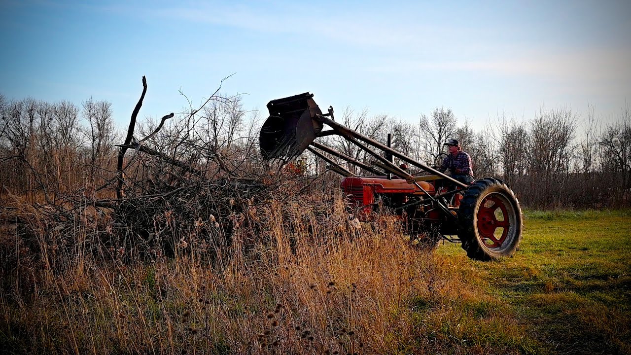 Farmall H (1941) - John Deere 45 Trip Bucket Loader