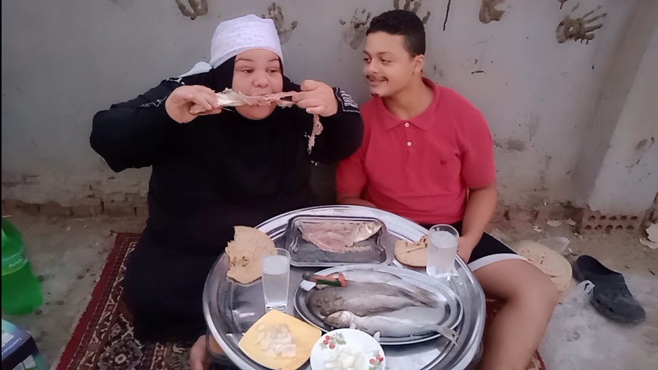 تحدي علي 2كيلو فسيح 40رغيف بلدي احمد طلعلو شنب واحلي قعده علي السطح