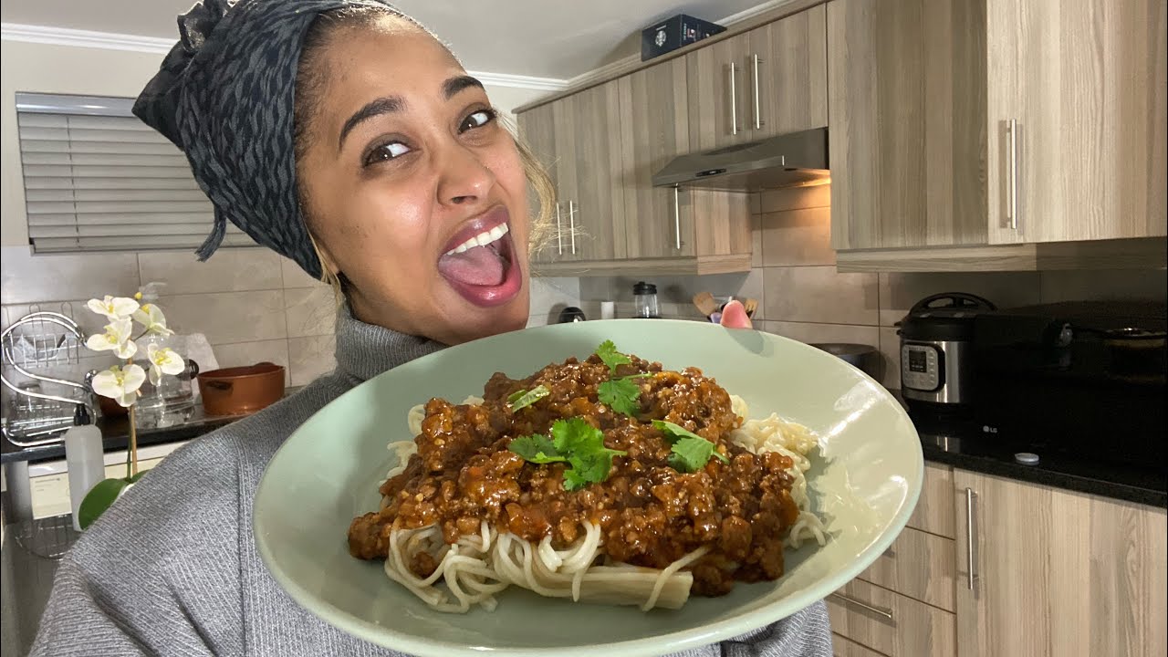 MADE SPAGHETTI BOLOGNESE FOR THE FIRST TIME!!