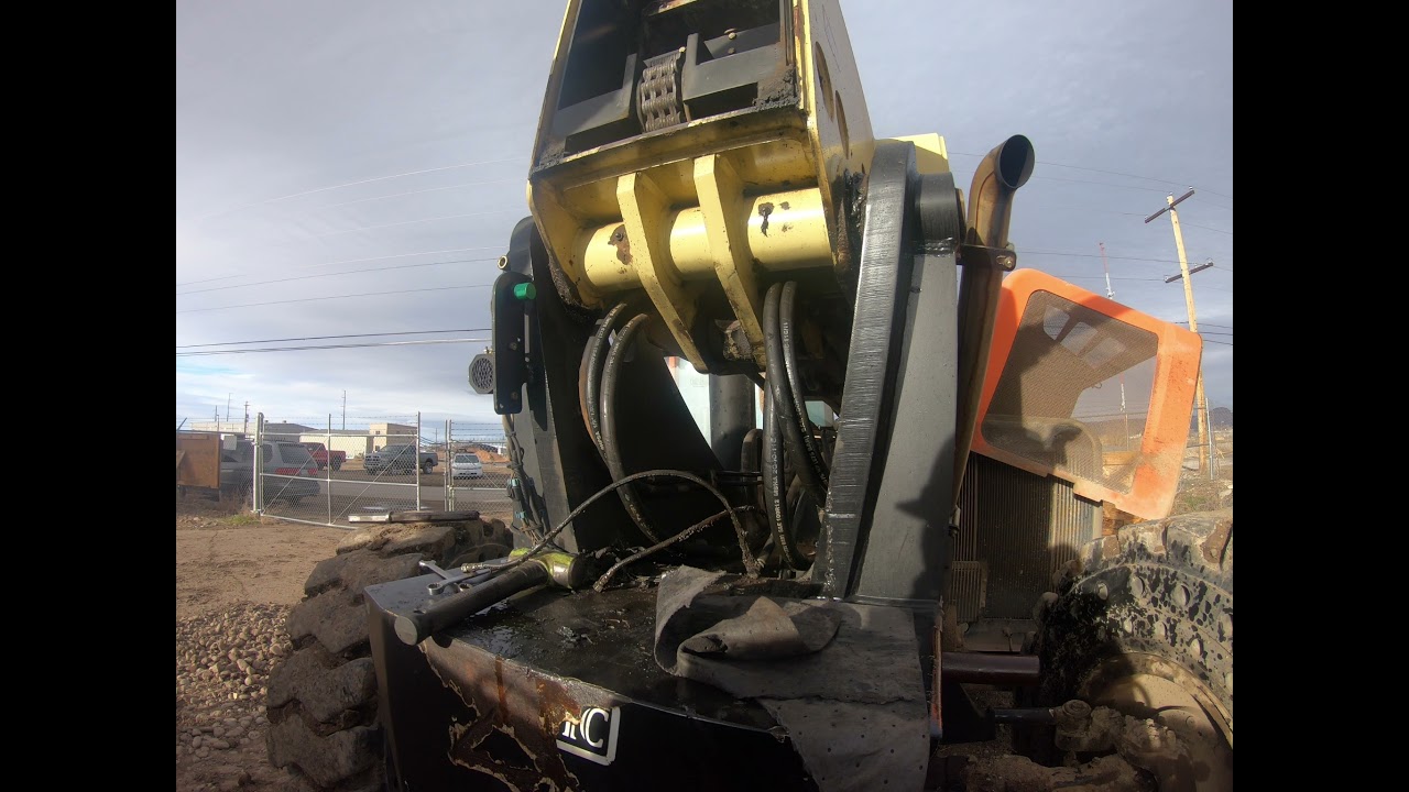 JLG Telehandler With Snapped Hydraulic Cylinder
