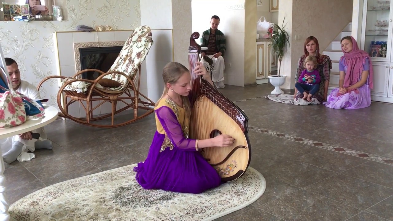 Niranjana Swami — Listening to Ekapriya play bandura, Ukraine — 15-Jul-2018