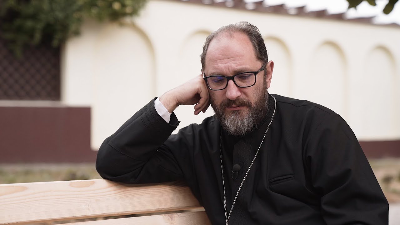 Părintele Constantin Necula: „Îi pasăm pe copii în fața televizorului și aproape că-i uităm acolo”
