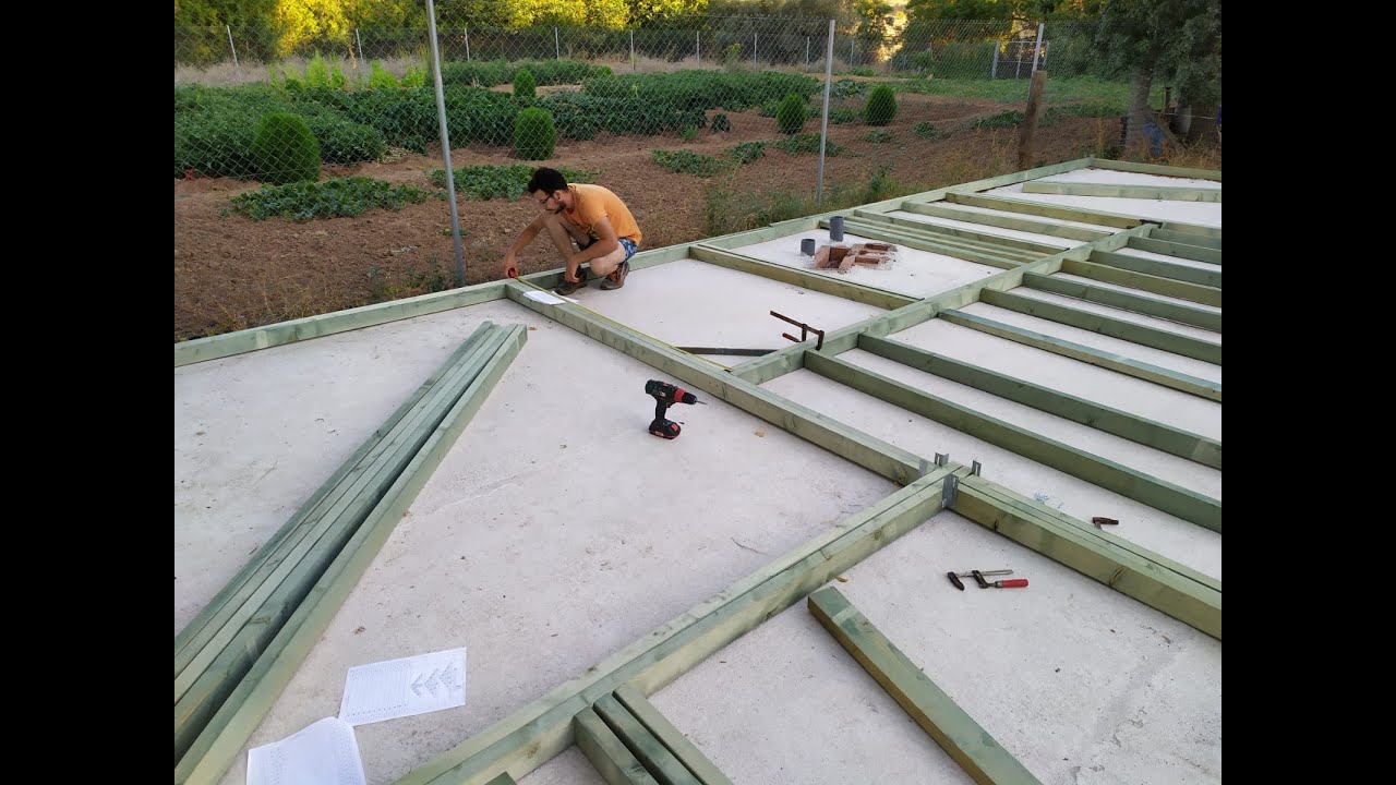 Comienzo de una casa de madera. Beginning of a wooden house.
